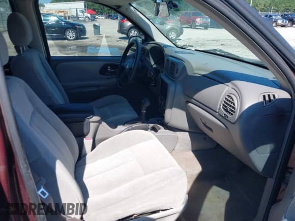 2006 Chevrolet TrailBlazer LT z VIN 1GNDS13S962182042, wystawiony jako IAAI lot #43003509 z przebiegiem 179 978 mil mil oraz . Historia ofert i sprzedaży dostępna na DreamBid. Obrazek 5.