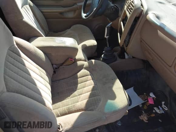 1998 Chevrolet S-10 LS с VIN 1GCCS1444W8157454, выставлен на аукционе IAAI как лот 41795560 с пробегом 266 449 миль миль и . История ставок и продаж доступна на DreamBid. Изображение 5.