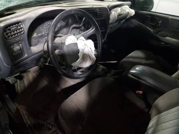 2001 Chevrolet Blazer LS z VIN 1GNCT18W01K143093, wystawiony jako Copart lot #82650514 z przebiegiem Nie podano mil oraz Szkoda całkowita • Salvage title. Historia ofert i sprzedaży dostępna na DreamBid. Obrazek 8.