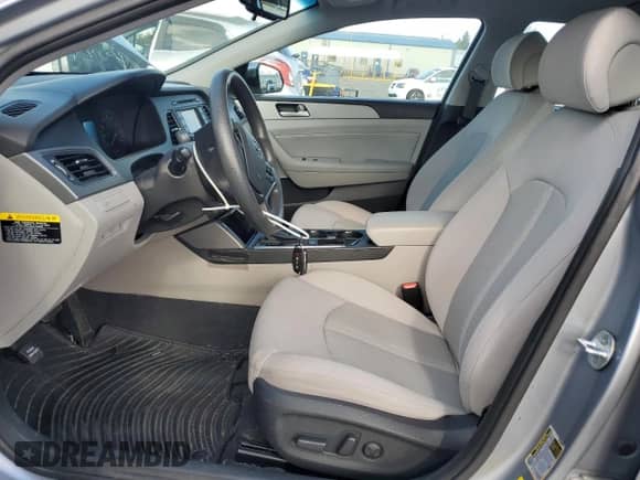 2015 Hyundai Sonata SE z VIN 5NPE24AF3FH181116, wystawiony jako Copart lot #82740815 z przebiegiem 132 729 mil mil oraz Czysty tytuł • Clean title. Historia ofert i sprzedaży dostępna na DreamBid. Obrazek 7.