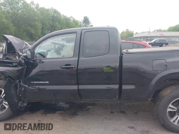 2018 Toyota Tacoma SR5 z VIN 5TFSZ5AN7JX129318, wystawiony jako IAAI lot #42318892 z przebiegiem 78 613 mil mil oraz . Historia ofert i sprzedaży dostępna na DreamBid. Obrazek 14.