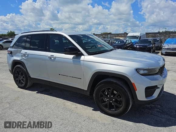 2024 Jeep Grand Cherokee Altitude with VIN 1C4RJHAG4R8520036, listed as a Copart auction lot 83820235 with 31,165 mi miles and Clean title. Bid and sale history available at DreamBid. Image 4.
