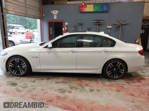 2013 BMW 5 Series 550i с VIN WBAFR9C57DDX80070, выставлен на аукционе IAAI как лот 42321448 с пробегом 242 799 миль миль и . История ставок и продаж доступна на DreamBid. Изображение 14.