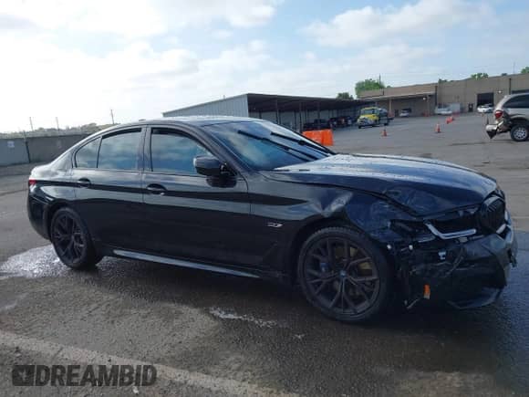2023 BMW 5 Series 530e z VIN WBA13AG09PCL56556, wystawiony jako IAAI lot #42098427 z przebiegiem Nie podano mil oraz . Historia ofert i sprzedaży dostępna na DreamBid. Obrazek 13.
