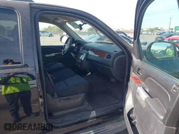 2013 Chevrolet Suburban LS с VIN 1GNSKHE71DR332335, выставлен на аукционе IAAI как лот 41408949 с пробегом 167 860 миль миль и . История ставок и продаж доступна на DreamBid. Изображение 5.