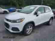 2017 Chevrolet Trax LS z VIN KL7CJNSB3HB235009, wystawiony jako IAAI lot #42862638 z przebiegiem 60 272 mil mil oraz . Historia ofert i sprzedaży dostępna na DreamBid. Obrazek 2.