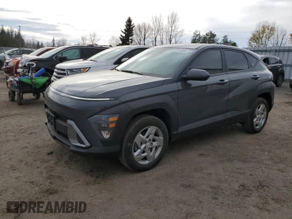 2024 Hyundai Kona Essential z VIN KM8HACAB1RU099740, wystawiony jako Copart lot #79719354 z przebiegiem 23 489 mil mil oraz Szkoda całkowita • Salvage title. Historia ofert i sprzedaży dostępna na DreamBid. Obrazek 1.