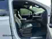 2025 Chevrolet Tahoe LT z VIN 1GNS5NRD5SR154965, wystawiony jako Copart lot #70508675 z przebiegiem 20 664 mil mil oraz Czysty tytuł • Clean title. Historia ofert i sprzedaży dostępna na DreamBid. Obrazek 9.