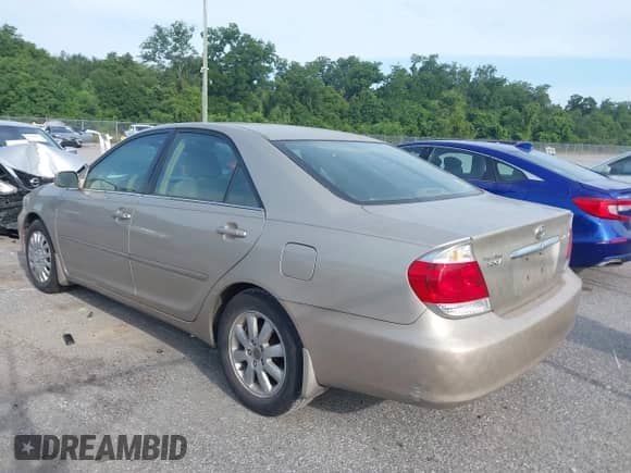 2005 Toyota Camry STD z VIN 4T1BE32K65U576603, wystawiony jako IAAI lot #42740042 z przebiegiem 213 604 mil mil oraz . Historia ofert i sprzedaży dostępna na DreamBid. Obrazek 3.