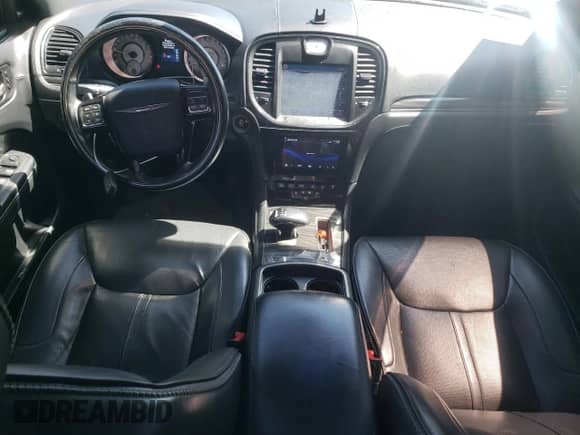 2013 Chrysler 300 C John Varvatos Limited Edition z VIN 2C3CCADG8DH698459, wystawiony jako Copart lot #50120265 z przebiegiem 97 877 mil mil oraz Szkoda całkowita • Salvage title. Historia ofert i sprzedaży dostępna na DreamBid. Obrazek 8.