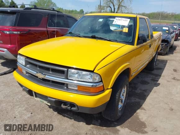 2002 Chevrolet S-10 LS z VIN 1GCDT19W028200046, wystawiony jako IAAI lot #42037525 z przebiegiem 77 778 mil mil oraz . Historia ofert i sprzedaży dostępna na DreamBid. Obrazek 17.
