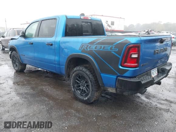2025 Ram 1500 Rebel z VIN 1C6SRFLP0SN578395, wystawiony jako IAAI lot #43230495 z przebiegiem 32 399 mil mil oraz . Historia ofert i sprzedaży dostępna na DreamBid. Obrazek 3.