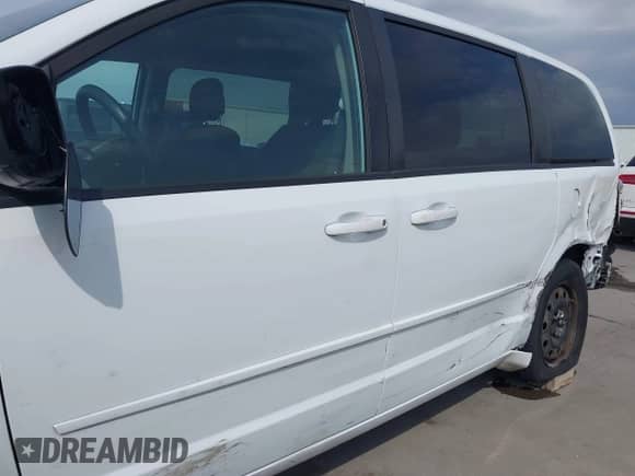 2017 Dodge Grand Caravan SE Plus z VIN 2C4RDGBG8HR655829, wystawiony jako IAAI lot #43534083 z przebiegiem 131 804 mil mil oraz . Historia ofert i sprzedaży dostępna na DreamBid. Obrazek 18.