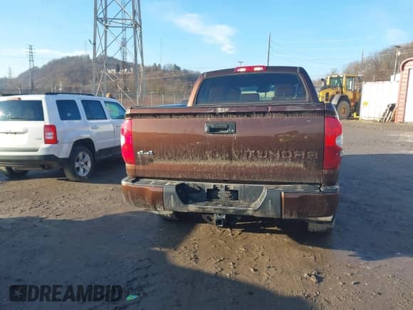 2017 Toyota Tundra Platinum с VIN 5TFAY5F17HX637514, выставлен на аукционе IAAI как лот 41519362 с пробегом 152 935 миль миль и . История ставок и продаж доступна на DreamBid. Изображение 16.