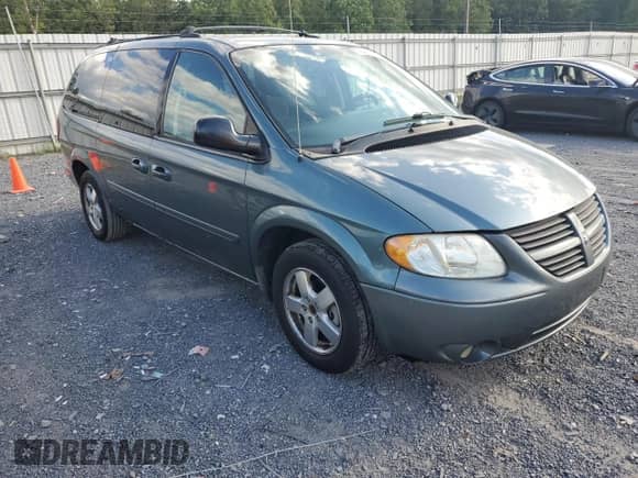 2005 Dodge Caravan SXT with VIN 2D4GP44L05R420198, listed as a Copart auction lot 70580795 with 260,624 mi miles and Salvage title. Bid and sale history available at DreamBid. Image 4.