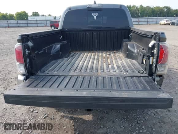 2023 Toyota Tacoma SR z VIN 3TMCZ5AN4PM571394, wystawiony jako IAAI lot #43129720 z przebiegiem 44 374 mil mil oraz . Historia ofert i sprzedaży dostępna na DreamBid. Obrazek 18.