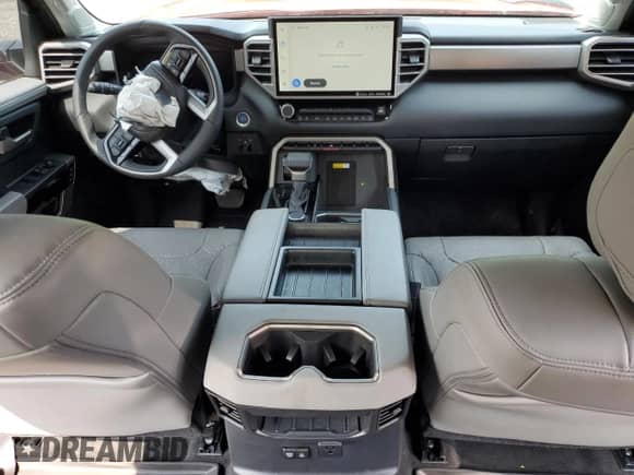 2023 Toyota Tundra Limited Hybrid z VIN 5TFJC5DB5PX037745, wystawiony jako Copart lot #60776575 z przebiegiem 40 863 mil mil oraz Czysty tytuł • Clean title. Historia ofert i sprzedaży dostępna na DreamBid. Obrazek 8.