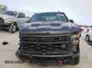 2024 Chevrolet Silverado 1500 Custom Trail Boss z VIN 3GCPDCEK8RG398601, wystawiony jako Copart lot #88468505 z przebiegiem 933 mil mil oraz Szkoda całkowita • Salvage title. Historia ofert i sprzedaży dostępna na DreamBid. Obrazek 5.