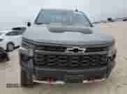2024 Chevrolet Silverado 1500 ZR2 z VIN 3GCUDHEL4RG135692, wystawiony jako Copart lot #46618335 z przebiegiem Nie podano mil oraz Szkoda całkowita • Salvage title. Historia ofert i sprzedaży dostępna na DreamBid. Obrazek 5.