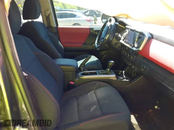 2021 Toyota Tacoma SR5 z VIN 5TFDZ5BN6MX059581, wystawiony jako IAAI lot #42051740 z przebiegiem 65 399 mil mil oraz . Historia ofert i sprzedaży dostępna na DreamBid. Obrazek 5.