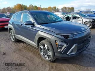 2025 Hyundai Kona SEL с VIN KM8HBCAB6SU308201, выставлен на аукционе IAAI как лот 43512824 с пробегом 7 160 миль миль и . История ставок и продаж доступна на DreamBid. Изображение 1.