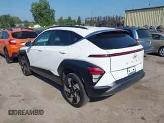 2024 Hyundai Kona Limited z VIN KM8HECA34RU165341, wystawiony jako IAAI lot #42957554 z przebiegiem 10 895 mil mil oraz . Historia ofert i sprzedaży dostępna na DreamBid. Obrazek 3.
