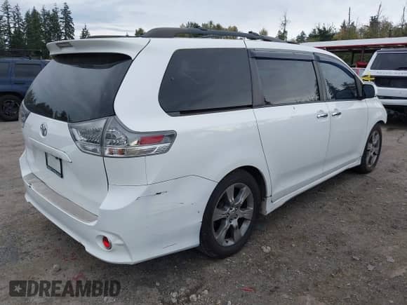 2013 Toyota Sienna SE with VIN 5TDXK3DC5DS287918, listed as a IAAI auction lot 43528644 with 88,324 mi miles and . Bid and sale history available at DreamBid. Image 4.
