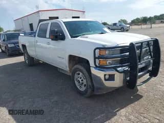2015 Chevrolet Silverado 2500HD LT z VIN 1GC1KVE83FF551474, wystawiony jako IAAI lot #42671442 z przebiegiem 125 685 mil mil oraz . Historia ofert i sprzedaży dostępna na DreamBid. Obrazek 1.