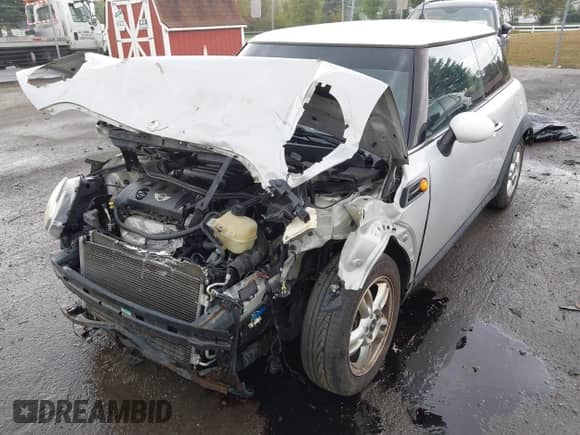 2012 MINI Hardtop z VIN WMWSU3C56CT539812, wystawiony jako IAAI lot #43268307 z przebiegiem 108 198 mil mil oraz . Historia ofert i sprzedaży dostępna na DreamBid. Obrazek 6.