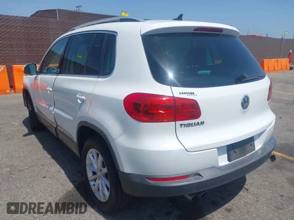 2017 Volkswagen Tiguan Wolfsburg Edition z VIN WVGRV7AX8HK019775, wystawiony jako IAAI lot #42571018 z przebiegiem 74 524 mil mil oraz . Historia ofert i sprzedaży dostępna na DreamBid. Obrazek 3.