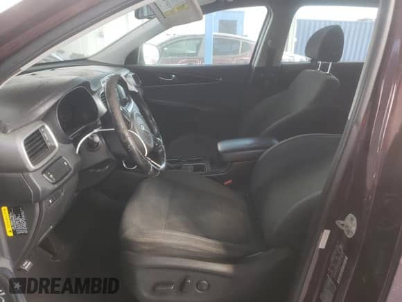 2018 Kia Sorento L z VIN 5XYPG4A37JG406346, wystawiony jako Copart lot #85595685 z przebiegiem 96 487 mil mil oraz Czysty tytuł • Clean title. Historia ofert i sprzedaży dostępna na DreamBid. Obrazek 7.