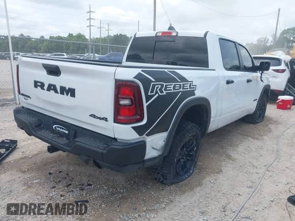 2025 Ram 1500 Rebel z VIN 1C6SRFLP9SN639467, wystawiony jako IAAI lot #42297603 z przebiegiem 2 996 mil mil oraz . Historia ofert i sprzedaży dostępna na DreamBid. Obrazek 4.