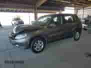 2014 Volkswagen Tiguan S z VIN WVGAV3AX8EW556155, wystawiony jako Copart lot #67572205 z przebiegiem 151 963 mil mil oraz Szkoda całkowita • Salvage title. Historia ofert i sprzedaży dostępna na DreamBid. Obrazek 1.