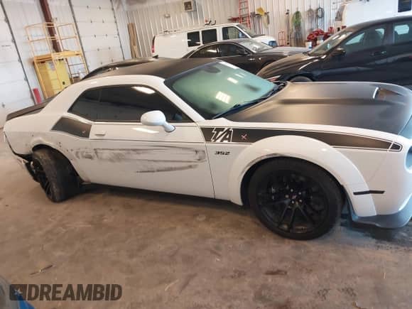 2022 Dodge Challenger R/T Scat Pack Widebody z VIN 2C3CDZFJ2NH226814, wystawiony jako IAAI lot #43205998 z przebiegiem 40 423 mil mil oraz . Historia ofert i sprzedaży dostępna na DreamBid. Obrazek 13.