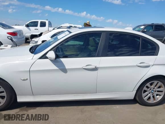 2007 BMW 3 Series 328i z VIN WBAVC53547FZ73971, wystawiony jako IAAI lot #43293178 z przebiegiem 137 616 mil mil oraz . Historia ofert i sprzedaży dostępna na DreamBid. Obrazek 13.