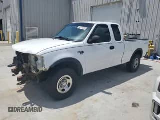 2000 Ford F-150 XL z VIN 1FTRX18L6YNB42598, wystawiony jako Copart lot #66218255 z przebiegiem Nie podano mil oraz Szkoda całkowita • Salvage title. Historia ofert i sprzedaży dostępna na DreamBid. Obrazek 1.