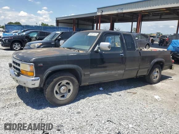 1996 Dodge Dakota z VIN 1B7GL23X6TS508007, wystawiony jako Copart lot #64087425 z przebiegiem 116 318 mil mil oraz Szkoda całkowita • Salvage title. Historia ofert i sprzedaży dostępna na DreamBid. Obrazek 1.