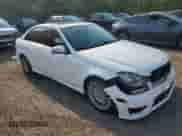 2013 Mercedes-Benz C 300 Luxury z VIN WDDGF8ABXDA751673, wystawiony jako Copart lot #68739465 z przebiegiem 211 703 mil mil oraz Czysty tytuł • Clean title. Historia ofert i sprzedaży dostępna na DreamBid. Obrazek 4.