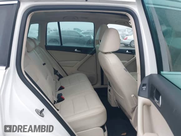 2011 Volkswagen Tiguan SE z VIN WVGAV7AX9BW534166, wystawiony jako IAAI lot #41146905 z przebiegiem 118 095 mil mil oraz . Historia ofert i sprzedaży dostępna na DreamBid. Obrazek 8.