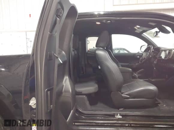 2019 Toyota Tacoma SR5 z VIN 5TFSZ5ANXKX174139, wystawiony jako IAAI lot #43035436 z przebiegiem 38 075 mil mil oraz . Historia ofert i sprzedaży dostępna na DreamBid. Obrazek 8.