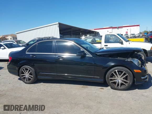2014 Mercedes-Benz C 250 Sport с VIN WDDGF4HB3EG241520, выставлен на аукционе IAAI как лот 43016977 с пробегом 89 674 миль миль и . История ставок и продаж доступна на DreamBid. Изображение 14.