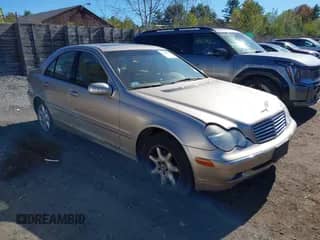2002 Mercedes-Benz C 230/260/280/320 z VIN WDBRF61J32F163272, wystawiony jako IAAI lot #43428970 z przebiegiem 95 061 mil mil oraz . Historia ofert i sprzedaży dostępna na DreamBid. Obrazek 1.