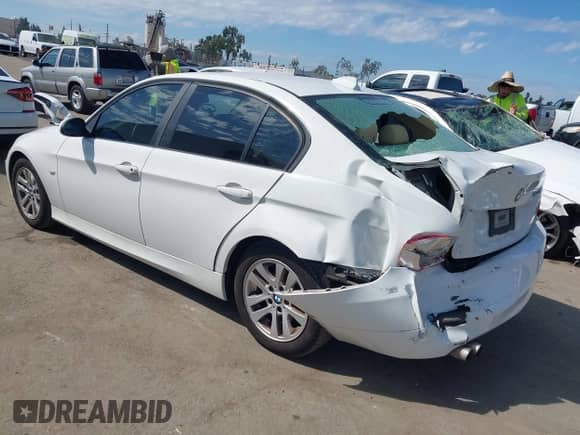 2007 BMW 3 Series 328i z VIN WBAVC53547FZ73971, wystawiony jako IAAI lot #43293178 z przebiegiem 137 616 mil mil oraz . Historia ofert i sprzedaży dostępna na DreamBid. Obrazek 3.