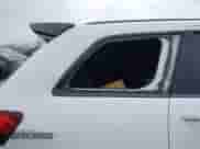 2015 Jeep Grand Cherokee SRT z VIN 1C4RJFDJ5FC190072, wystawiony jako IAAI lot #42980152 z przebiegiem 90 580 mil mil oraz . Historia ofert i sprzedaży dostępna na DreamBid. Obrazek 20.