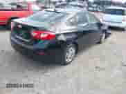 2019 Chevrolet Cruze z VIN 1G1BJ5SM5K7105395, wystawiony jako IAAI lot #42448599 z przebiegiem 126 567 mil mil oraz . Historia ofert i sprzedaży dostępna na DreamBid. Obrazek 4.