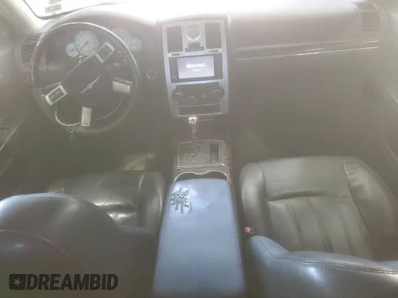 2010 Chrysler 300 C z VIN 2C3CK6CT5AH248276, wystawiony jako Copart lot #81506635 z przebiegiem 127 687 mil mil oraz Czysty tytuł • Clean title. Historia ofert i sprzedaży dostępna na DreamBid. Obrazek 8.