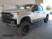 2020 Chevrolet Silverado 1500 Custom Trail Boss z VIN 1GCPYCEF2LZ142341, wystawiony jako IAAI lot #43430476 z przebiegiem 55 401 mil mil oraz . Historia ofert i sprzedaży dostępna na DreamBid. Obrazek 19.