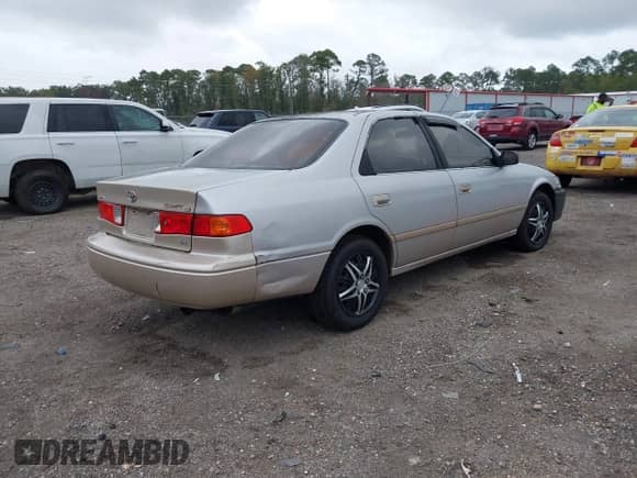 2001 Toyota Camry LE z VIN 4T1BF22K11U124043, wystawiony jako IAAI lot #43373377 z przebiegiem 106 897 mil mil oraz . Historia ofert i sprzedaży dostępna na DreamBid. Obrazek 4.