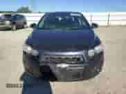 2014 Chevrolet Sonic LT z VIN 1G1JD6SB9E4155908, wystawiony jako Copart lot #61149064 z przebiegiem 62 388 mil mil oraz Szkoda całkowita • Salvage title. Historia ofert i sprzedaży dostępna na DreamBid. Obrazek 5.
