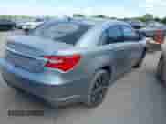 2013 Chrysler 200 Touring z VIN 1C3CCBBB9DN574401, wystawiony jako IAAI lot #43345235 z przebiegiem 188 813 mil mil oraz . Historia ofert i sprzedaży dostępna na DreamBid. Obrazek 4.